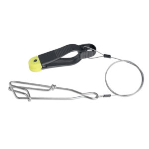 Fishing line clipper with retractable lanyard